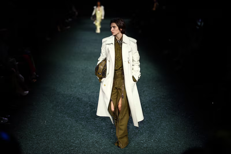 CEO de Burberry promete reposicionar la marca tras caída del 20% en ventas