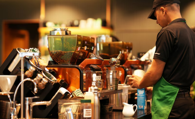 Starbucks: aumentos salariales a los baristas serán menores tras un año difícil