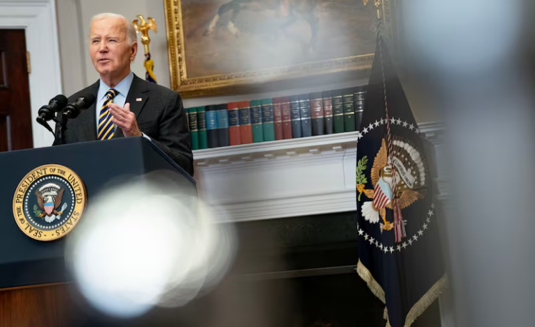 Biden advierte de que el precio de la gasolina puede subir y arremete contra Meta