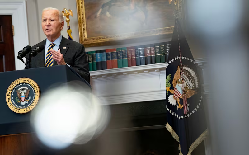 Biden advierte de que el precio de la gasolina puede subir y arremete contra Meta