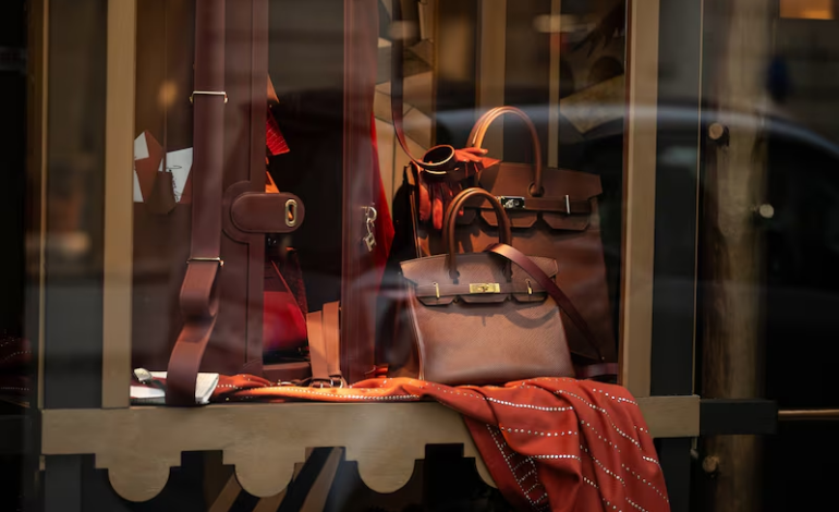 Hermès supera los 300.000 millones de euros de valor de mercado y se acerca a su rival LVMH