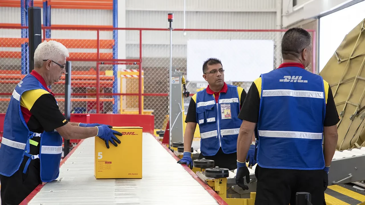 DHL planea 8,000 despidos para ahorrar 1,100 mdd hasta 2027