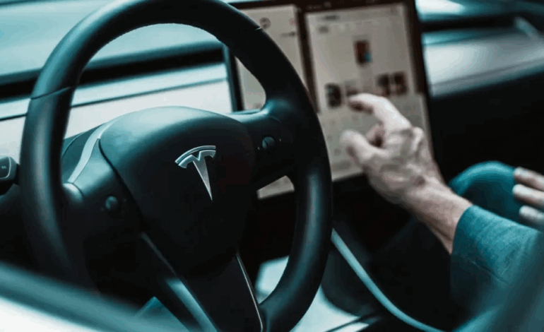 Acciones de Tesla tienen peor caída desde marzo tras encontronazo entre Musk y Trump
