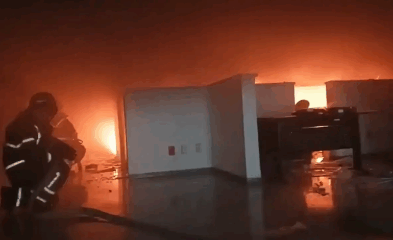 Presuntos maestros disidentes prende fuego en edificio de la SNTE